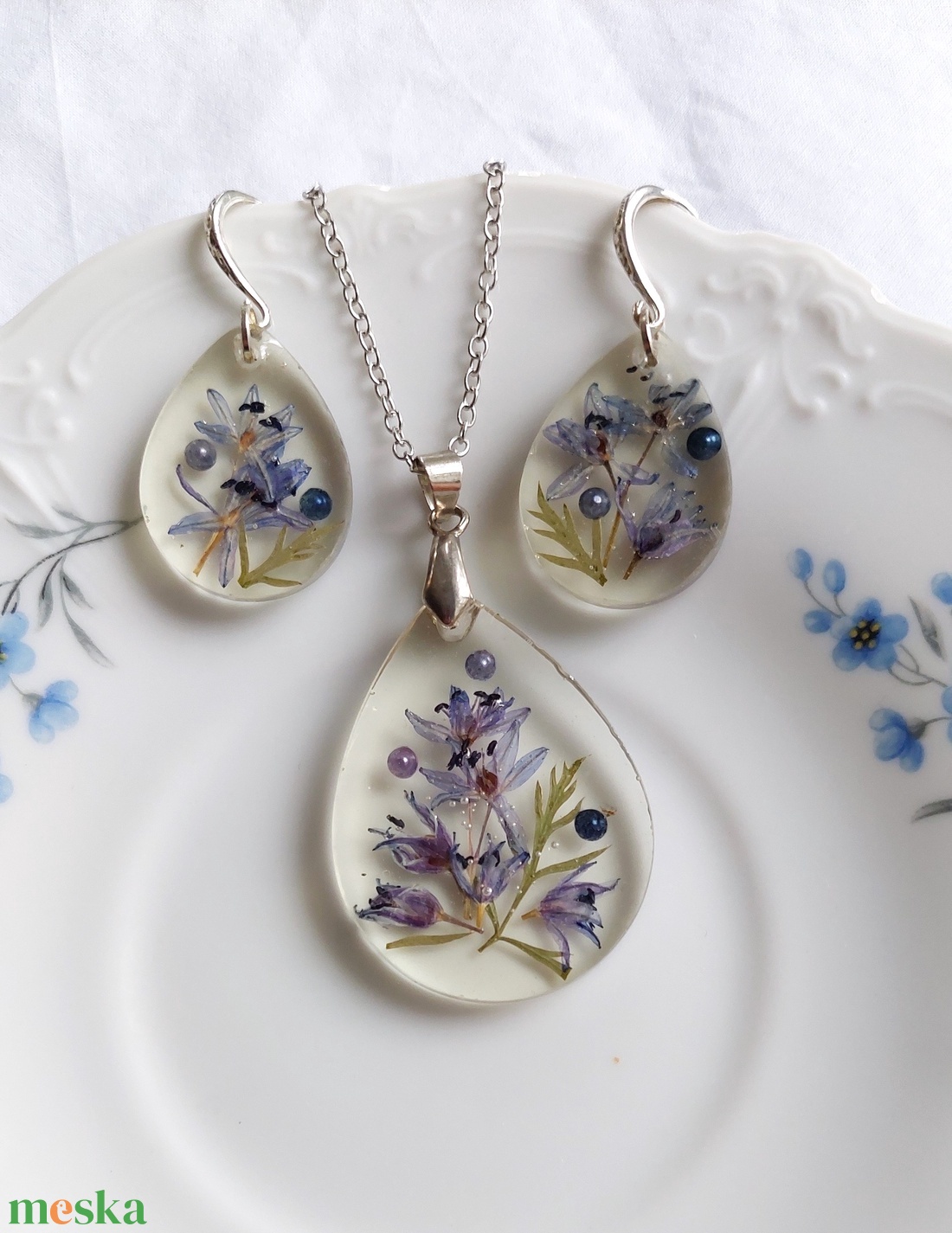 Gyanta ékszer virágcsokorral. Tavaszi kék csillagvirág gyantában. Átlátszó csepp alakú medál és fülbevaló szett.  - ékszer - ékszerszett - Meska.hu