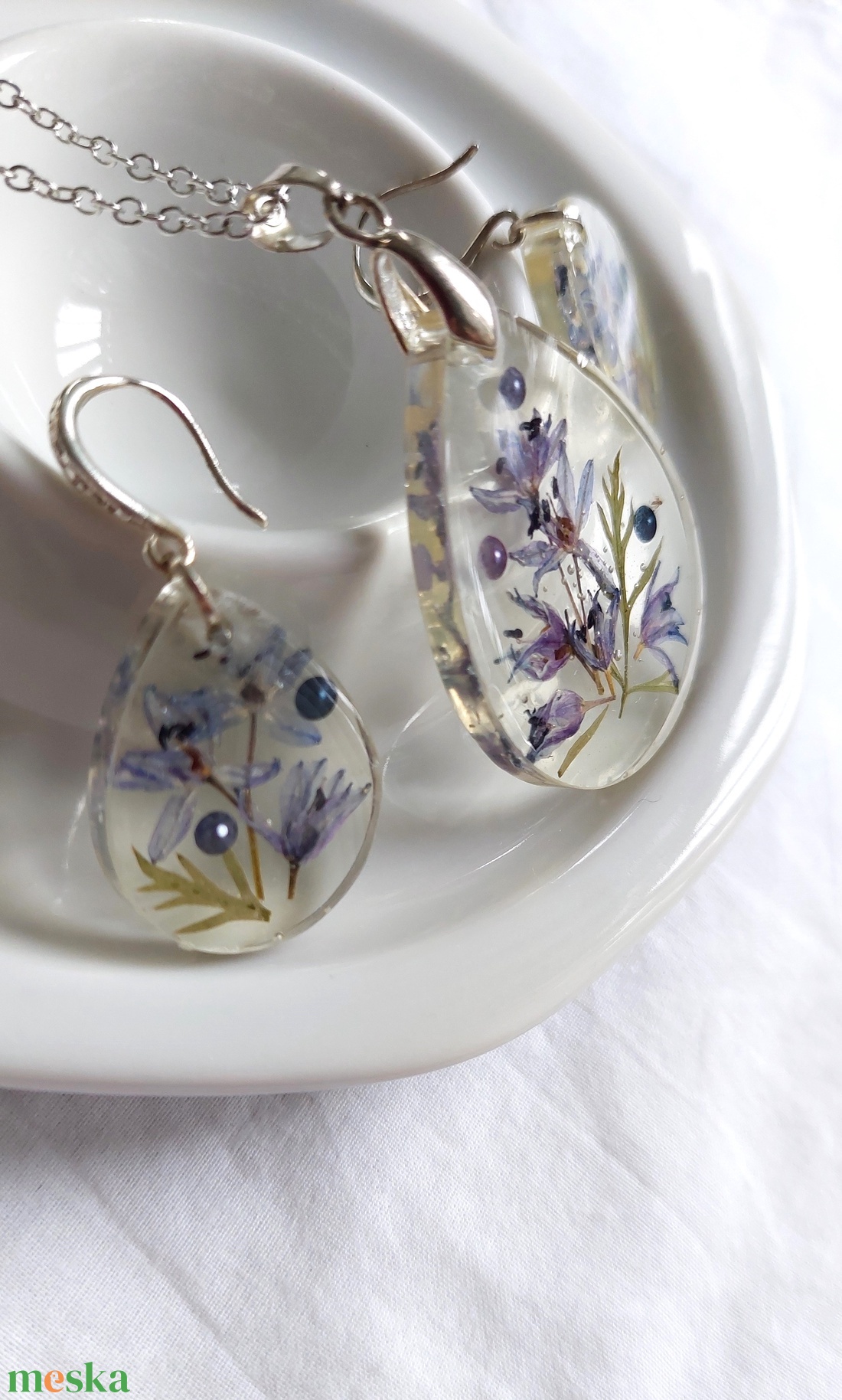 Gyanta ékszer virágcsokorral. Tavaszi kék csillagvirág gyantában. Átlátszó csepp alakú medál és fülbevaló szett.  - ékszer - ékszerszett - Meska.hu