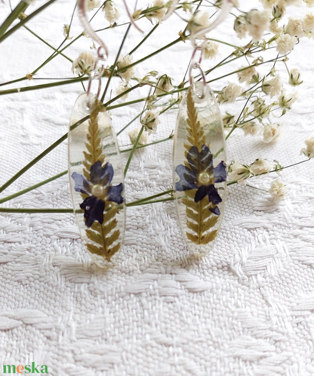 Páfrányos fülbevaló. Átlátszó gyanta ékszer. Természetes, botanikai ajándék. Kék virágos óvális fülcsi. - ékszer - fülbevaló - lógó fülbevaló - Meska.hu