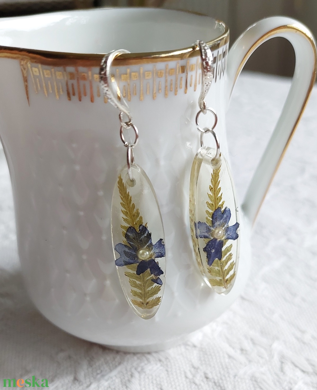 Páfrányos fülbevaló. Átlátszó gyanta ékszer. Természetes, botanikai ajándék. Kék virágos óvális fülcsi. - ékszer - fülbevaló - lógó fülbevaló - Meska.hu