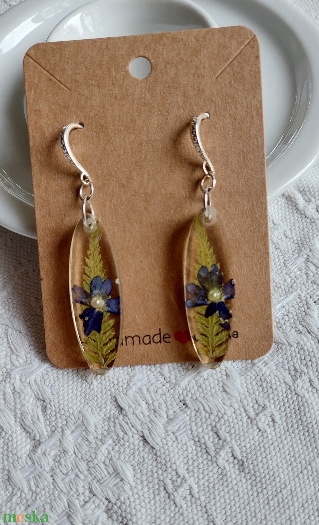 Páfrányos fülbevaló. Átlátszó gyanta ékszer. Természetes, botanikai ajándék. Kék virágos óvális fülcsi. - ékszer - fülbevaló - lógó fülbevaló - Meska.hu