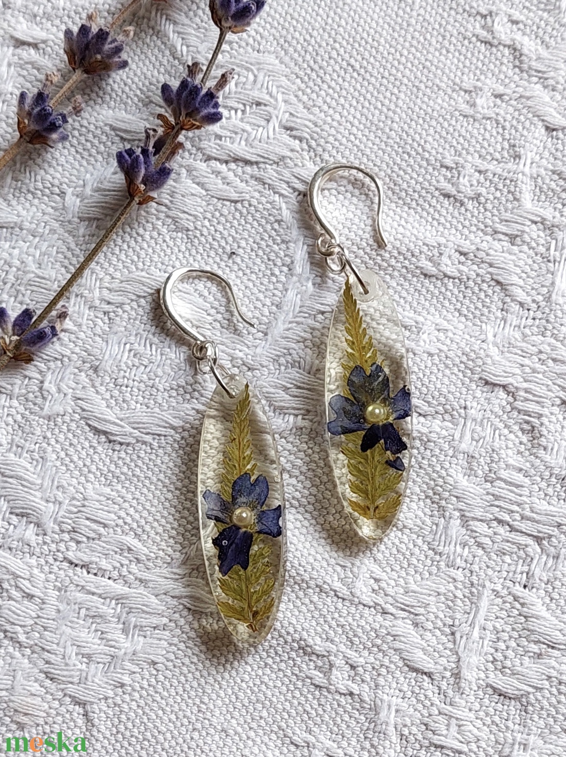 Páfrányos fülbevaló. Átlátszó gyanta ékszer. Természetes, botanikai ajándék. Kék virágos óvális fülcsi. - ékszer - fülbevaló - lógó fülbevaló - Meska.hu