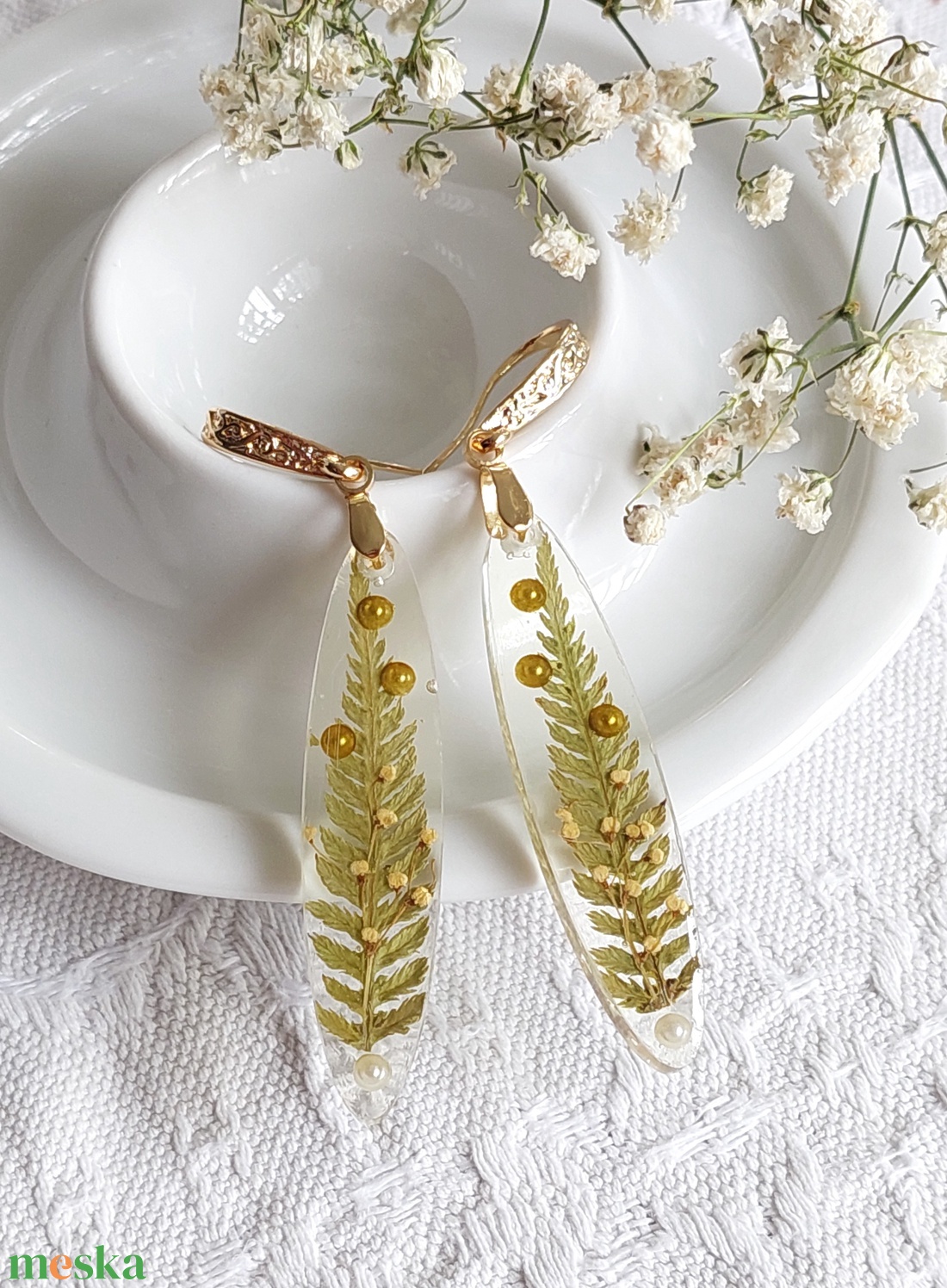 Páfrányleveles fülbevaló. Átlátszó gyanta ékszer. Természetes, botanikai ajándék. Egyedi, ,,harmatos'' óvális fülbevaló. - ékszer - fülbevaló - lógó fülbevaló - Meska.hu