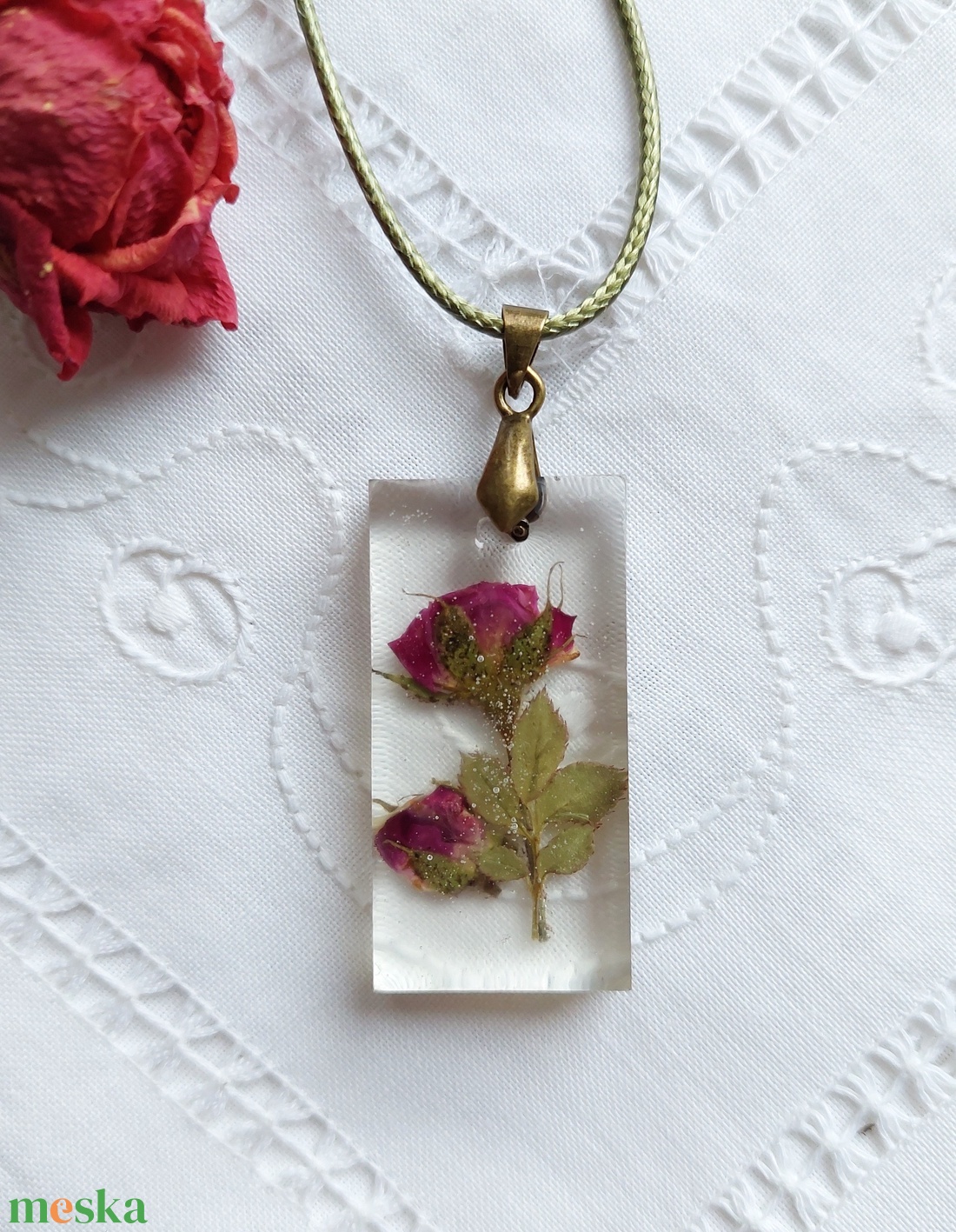 Rózsa medál. Piros mini rózsa gyantában. Romantikus stílusú gyanta ékszer. Egyedi ajándék. Téglalap átlátszó medál. - ékszer - nyaklánc - medál - Meska.hu