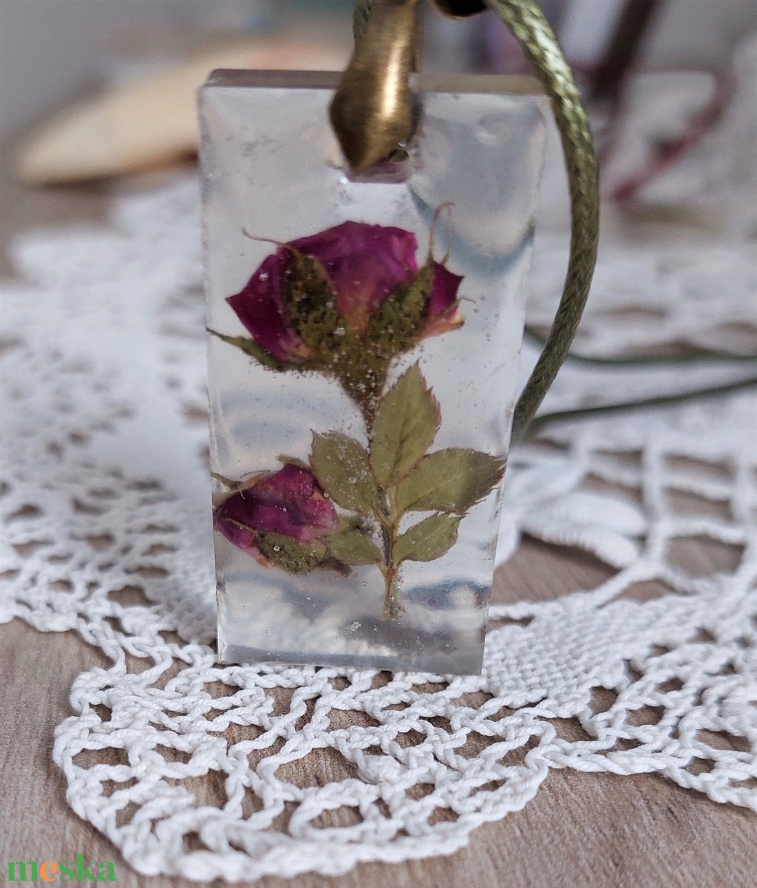 Rózsa medál. Piros mini rózsa gyantában. Romantikus stílusú gyanta ékszer. Egyedi ajándék. Téglalap átlátszó medál. - ékszer - nyaklánc - medál - Meska.hu