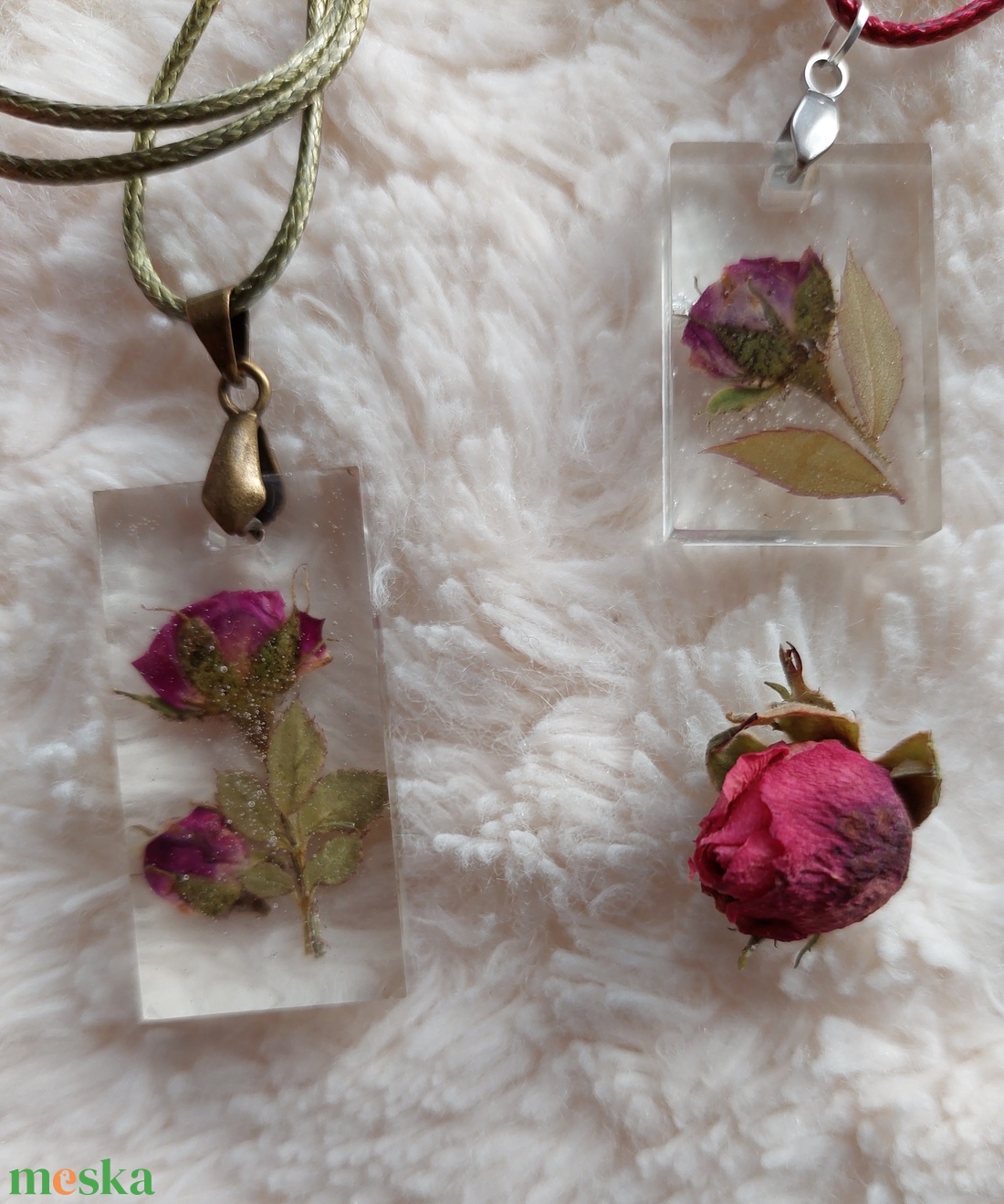 Rózsa medál. Piros mini rózsa gyantában. Romantikus stílusú gyanta ékszer. Egyedi ajándék. Téglalap átlátszó medál. - ékszer - nyaklánc - medál - Meska.hu