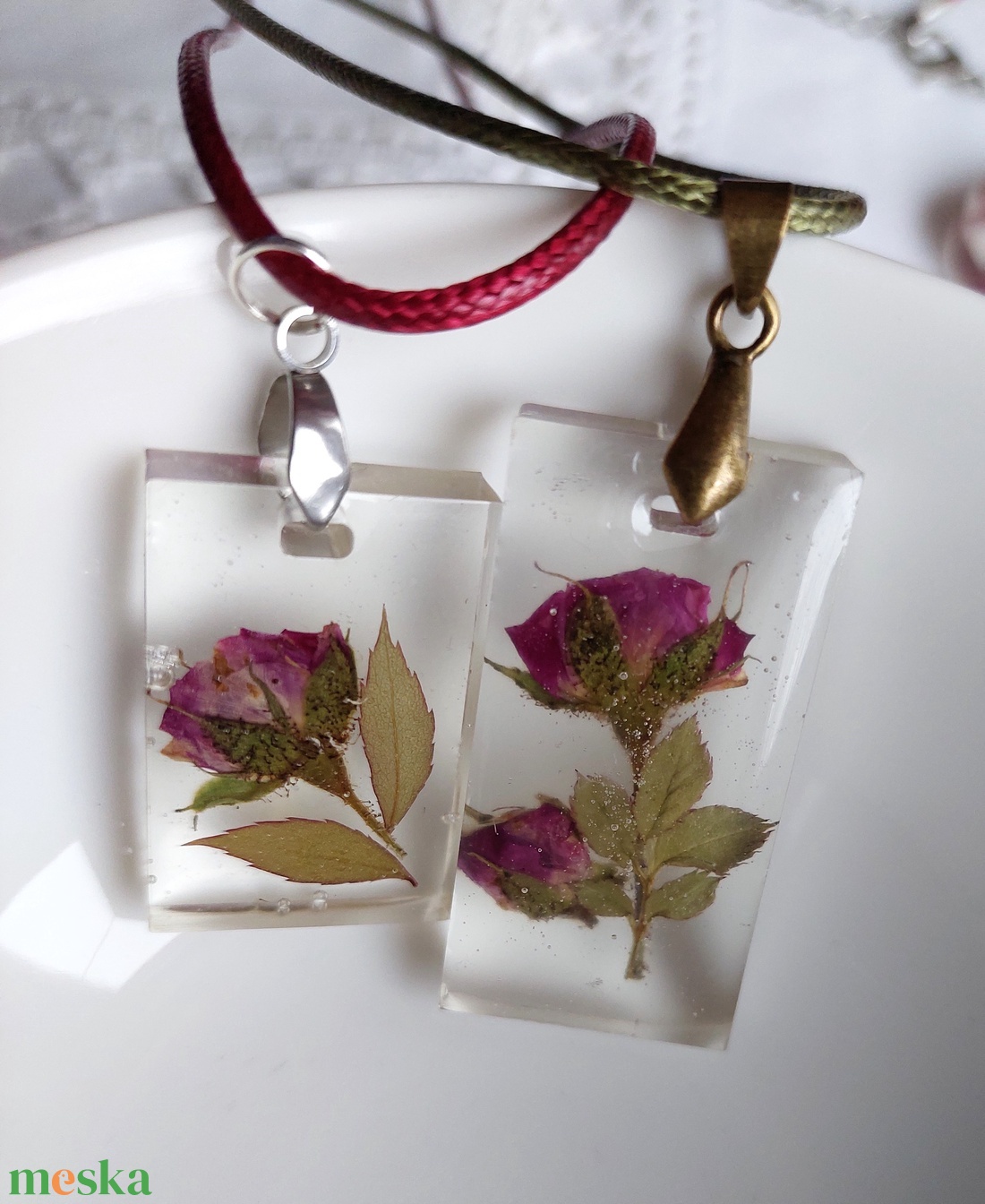 Rózsa medál. Piros mini rózsa gyantában. Romantikus stílusú gyanta ékszer. Egyedi ajándék. Téglalap átlátszó medál. - ékszer - nyaklánc - medál - Meska.hu