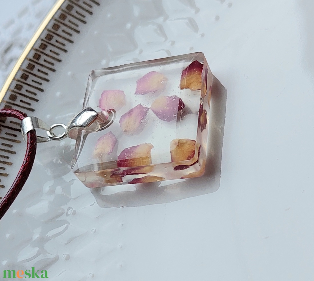 Rózsaszirom gyanta medál. Átlátszó gyanta ékszer. Romantikus stílusú medál. Természetes és egyedi ajándék. - ékszer - nyaklánc - medál - Meska.hu