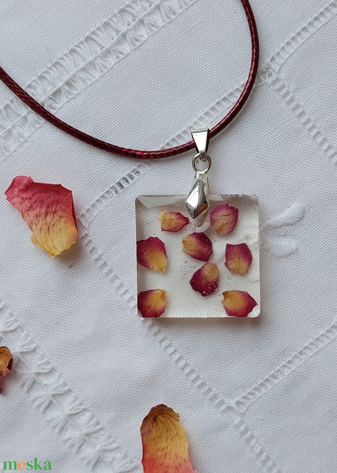 Rózsaszirom gyanta medál. Átlátszó gyanta ékszer. Romantikus stílusú medál. Természetes és egyedi ajándék. - ékszer - nyaklánc - medál - Meska.hu