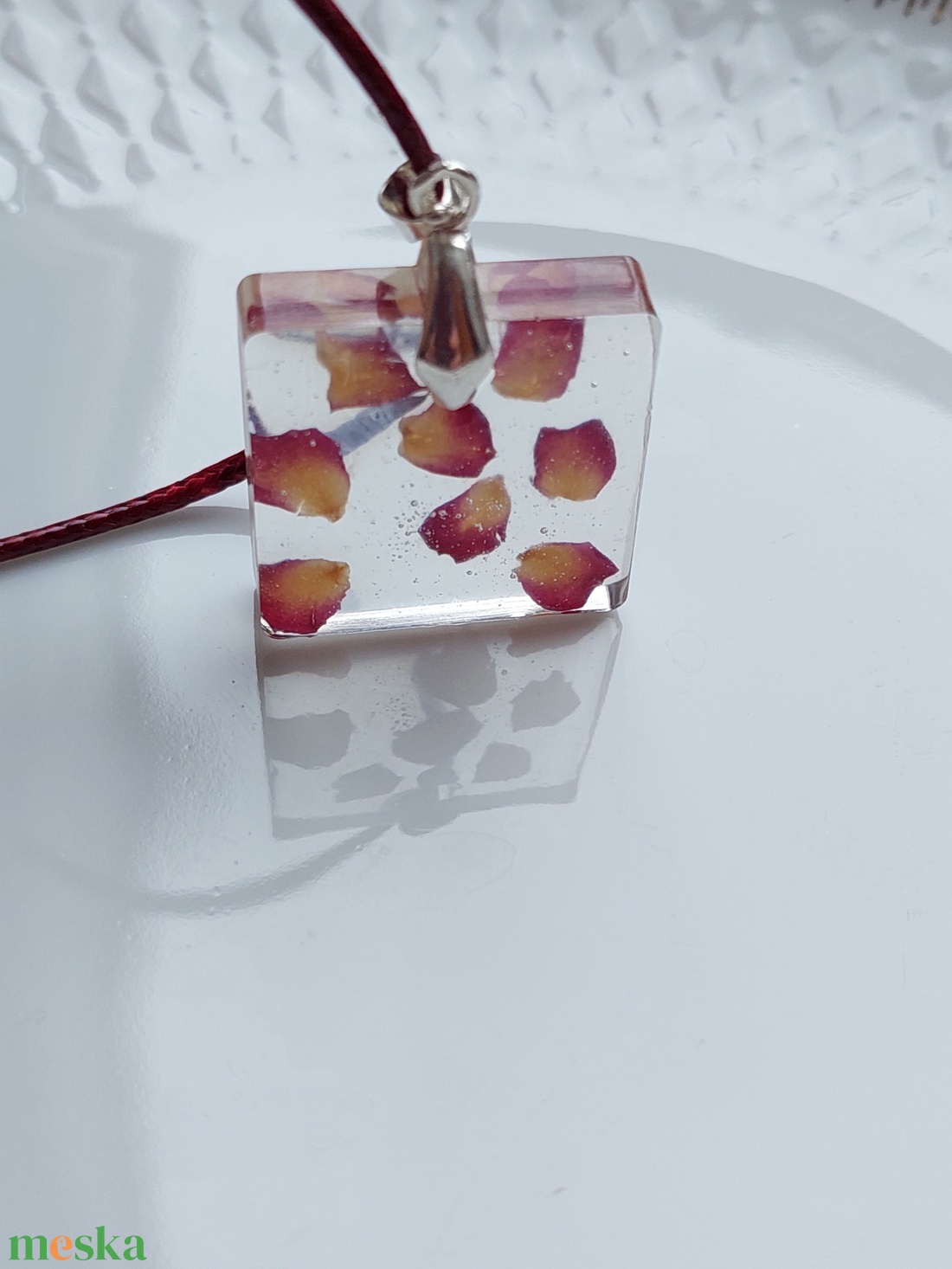 Rózsaszirom gyanta medál. Átlátszó gyanta ékszer. Romantikus stílusú medál. Természetes és egyedi ajándék. - ékszer - nyaklánc - medál - Meska.hu