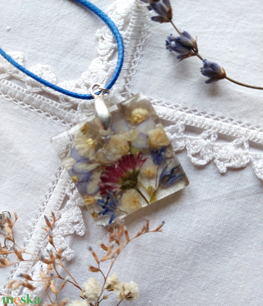 Virágcsokor gyantában. Négyzet medál színes virágokkal. Tavaszi virágcsokor gyantaékszer. Egyedi ajándék virágkedvelők.  - ékszer - nyaklánc - medál - Meska.hu