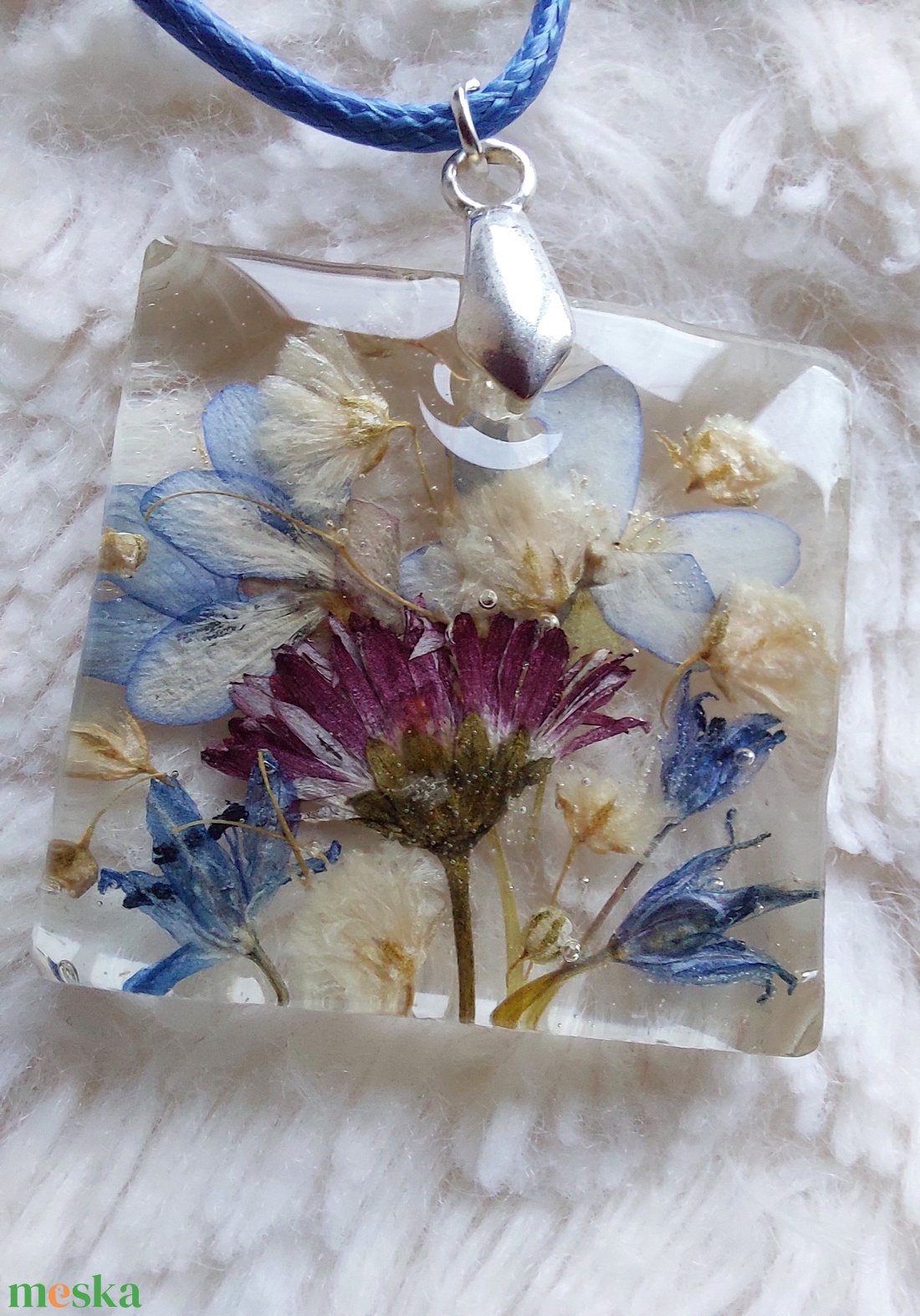 Virágcsokor gyantában. Négyzet medál színes virágokkal. Tavaszi virágcsokor gyantaékszer. Egyedi ajándék virágkedvelők.  - ékszer - nyaklánc - medál - Meska.hu