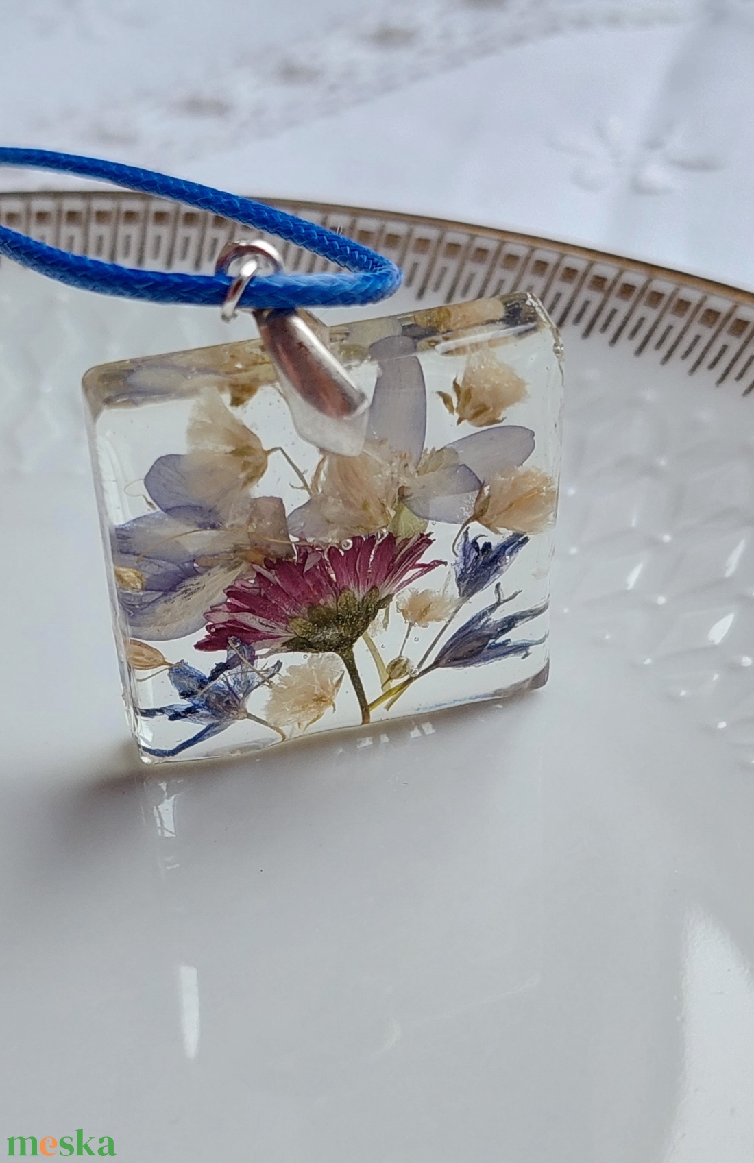 Virágcsokor gyantában. Négyzet medál színes virágokkal. Tavaszi virágcsokor gyantaékszer. Egyedi ajándék virágkedvelők.  - ékszer - nyaklánc - medál - Meska.hu