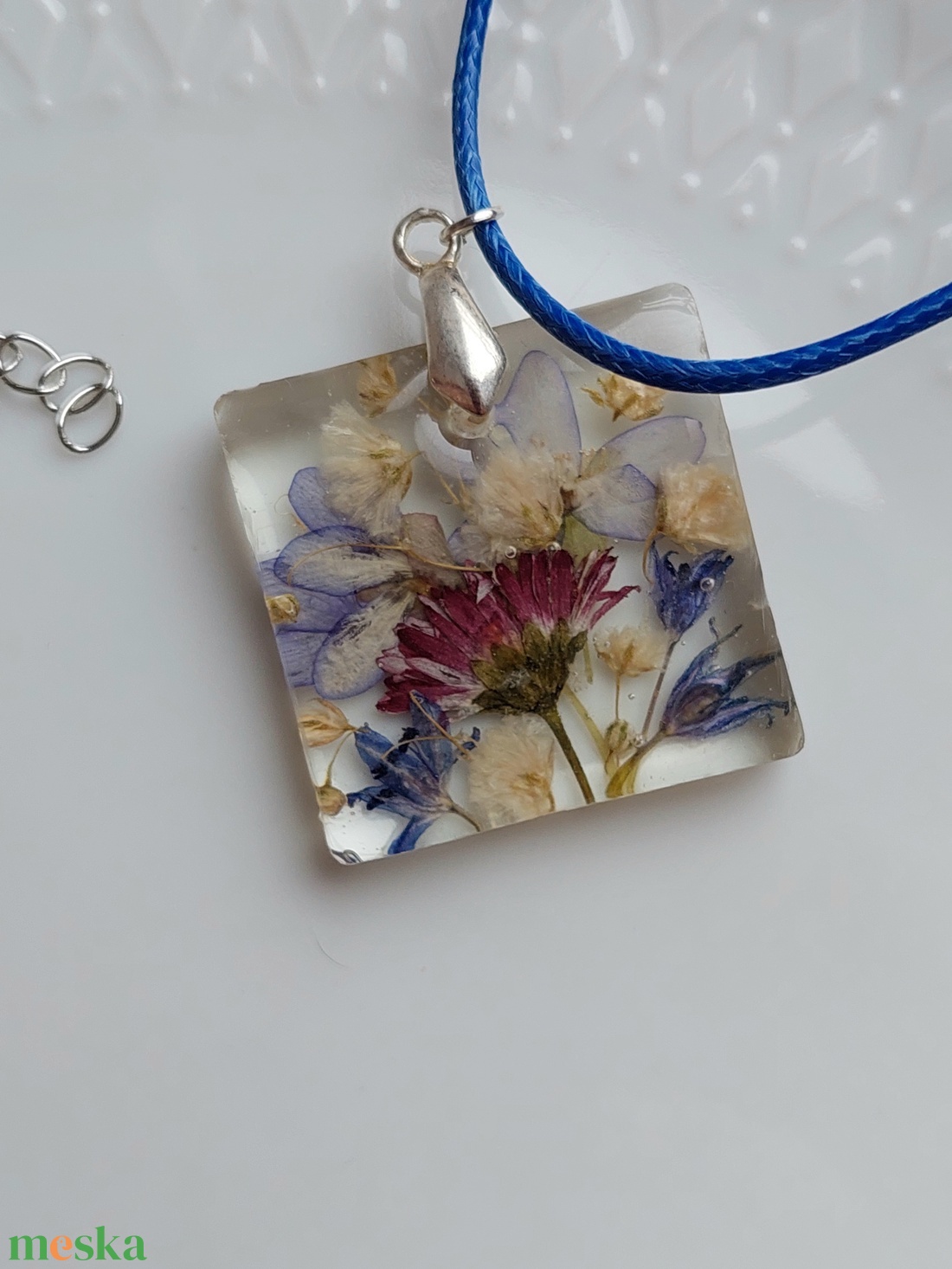 Virágcsokor gyantában. Négyzet medál színes virágokkal. Tavaszi virágcsokor gyantaékszer. Egyedi ajándék virágkedvelők.  - ékszer - nyaklánc - medál - Meska.hu