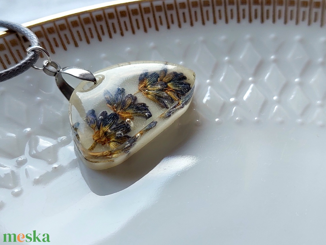 Levendula gyanta medál. Szárított levendula minimalista nyaklánc. Préselt levendula művészet. Kék-fehér medál.  - ékszer - nyaklánc - medál - Meska.hu