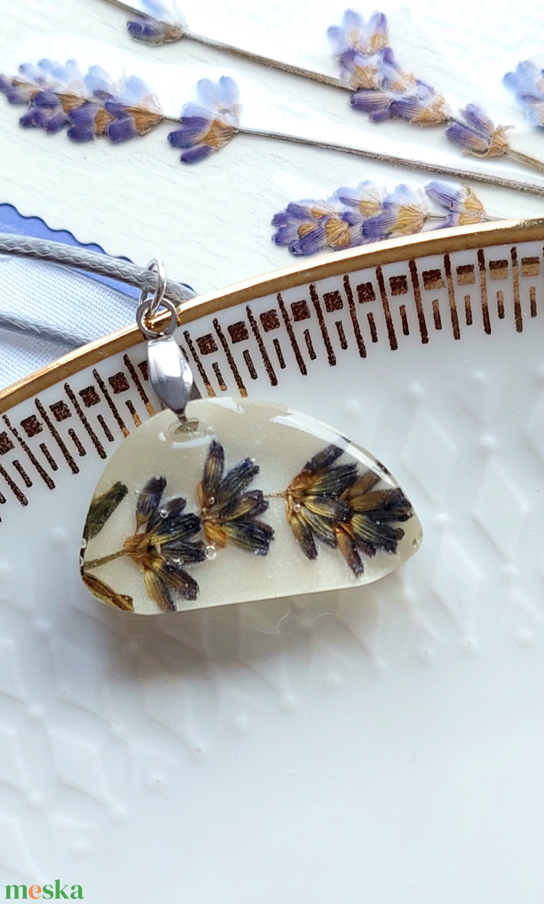 Levendula gyanta medál. Szárított levendula minimalista nyaklánc. Préselt levendula művészet. Kék-fehér medál.  - ékszer - nyaklánc - medál - Meska.hu