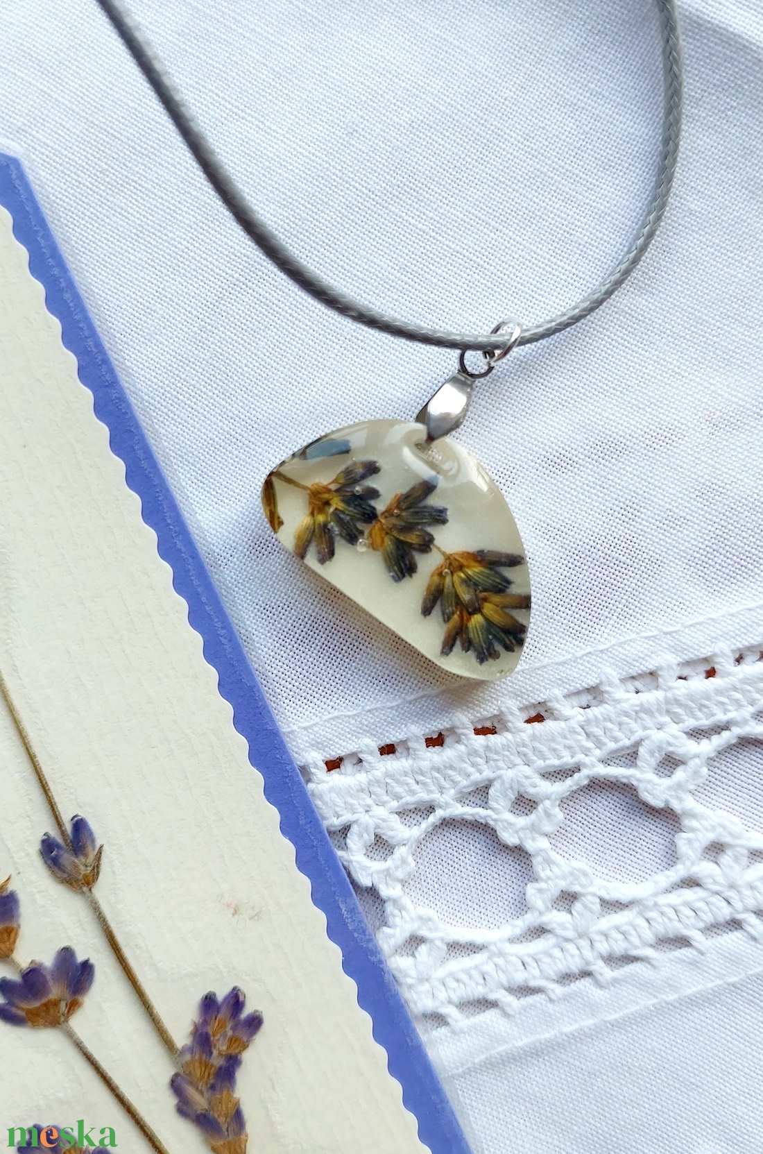 Levendula gyanta medál. Szárított levendula minimalista nyaklánc. Préselt levendula művészet. Kék-fehér medál.  - ékszer - nyaklánc - medál - Meska.hu