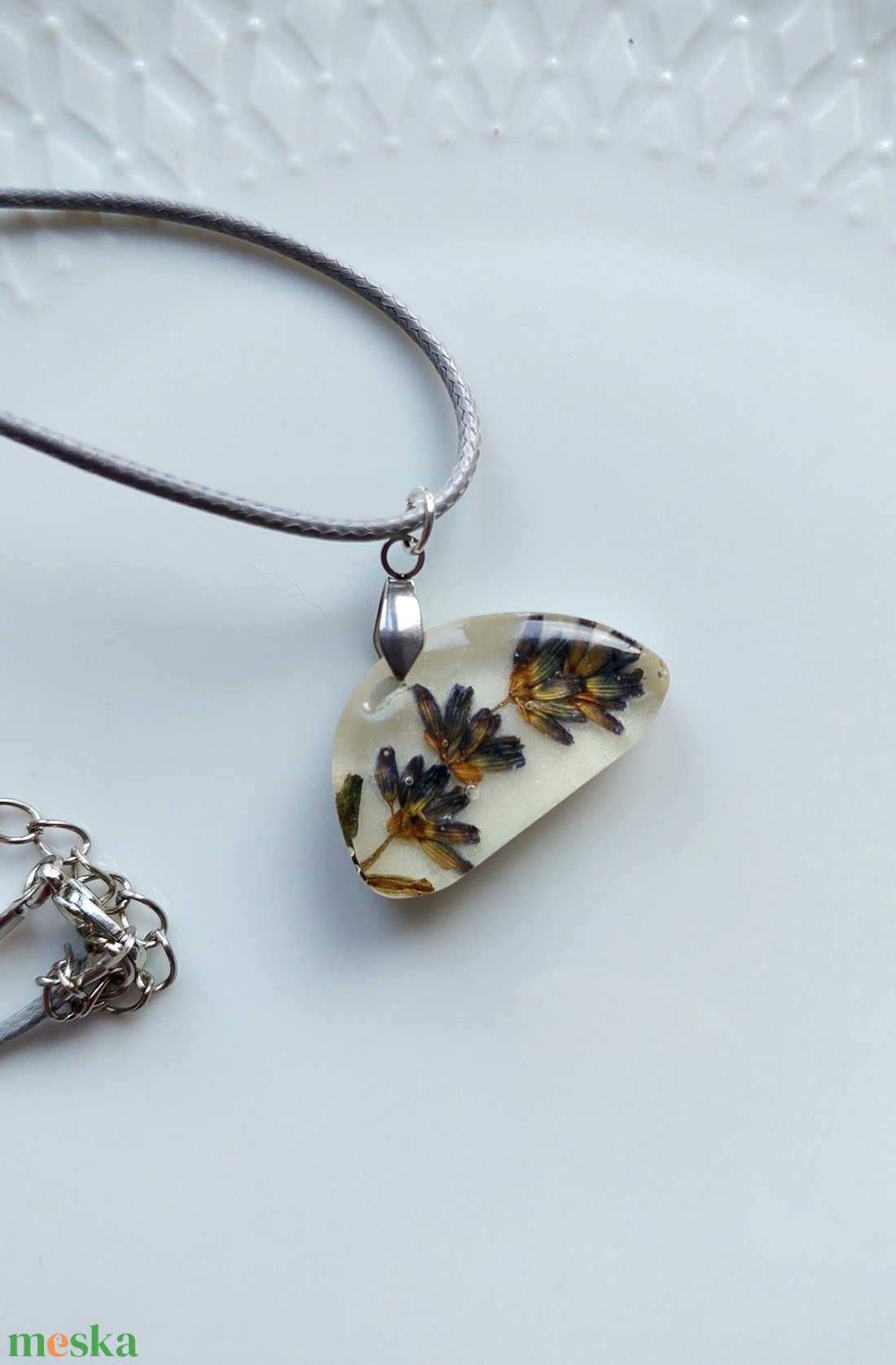 Levendula gyanta medál. Szárított levendula minimalista nyaklánc. Préselt levendula művészet. Kék-fehér medál.  - ékszer - nyaklánc - medál - Meska.hu