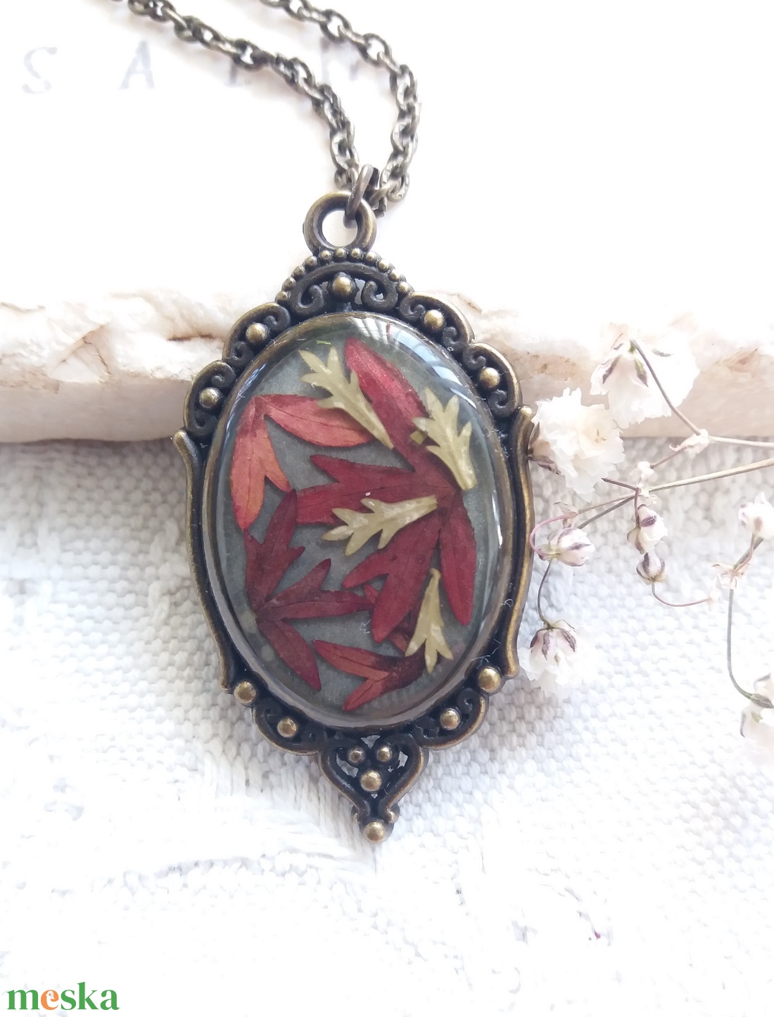 Medál őszi levelekkel gyantában. Vintage stílusú ékszer. Kézműves medál. - ékszer - nyaklánc - medál - Meska.hu