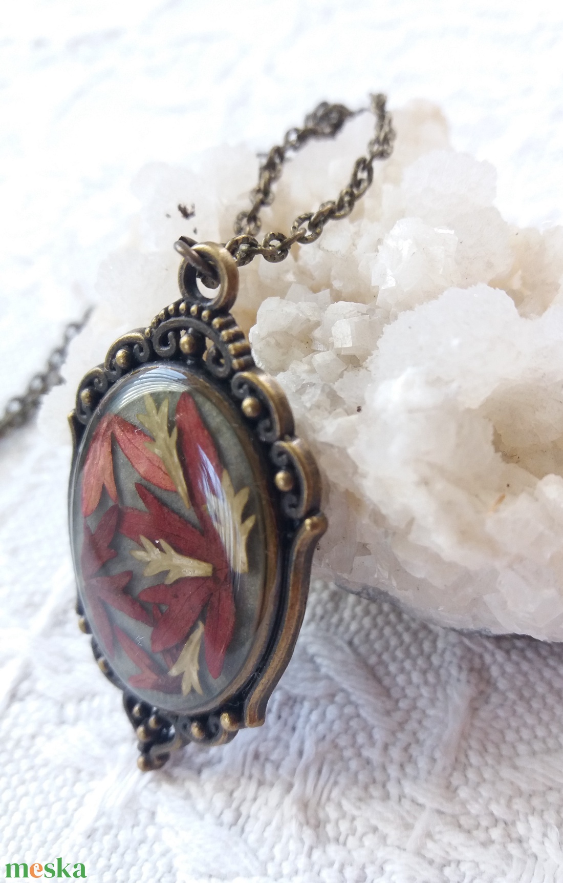 Medál őszi levelekkel gyantában. Vintage stílusú ékszer. Kézműves medál. - ékszer - nyaklánc - medál - Meska.hu
