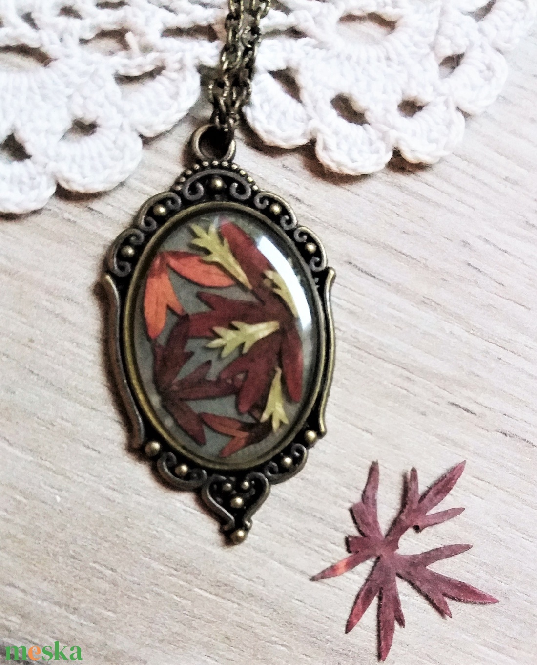 Medál őszi levelekkel gyantában. Vintage stílusú ékszer. Kézműves medál. - ékszer - nyaklánc - medál - Meska.hu