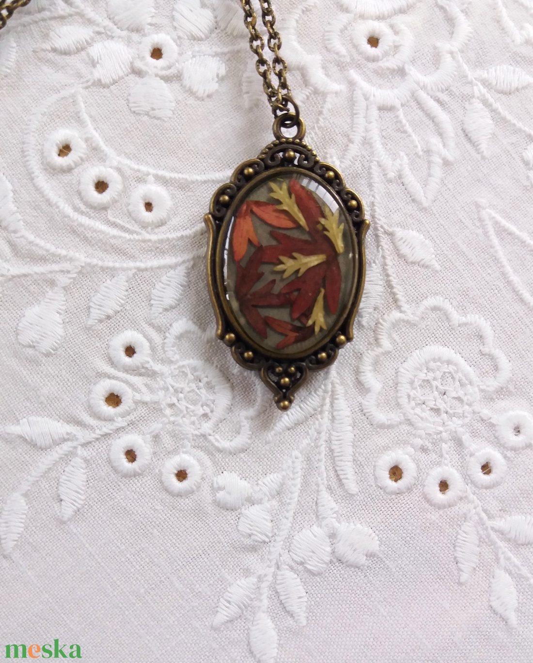 Medál őszi levelekkel gyantában. Vintage stílusú ékszer. Kézműves medál. - ékszer - nyaklánc - medál - Meska.hu