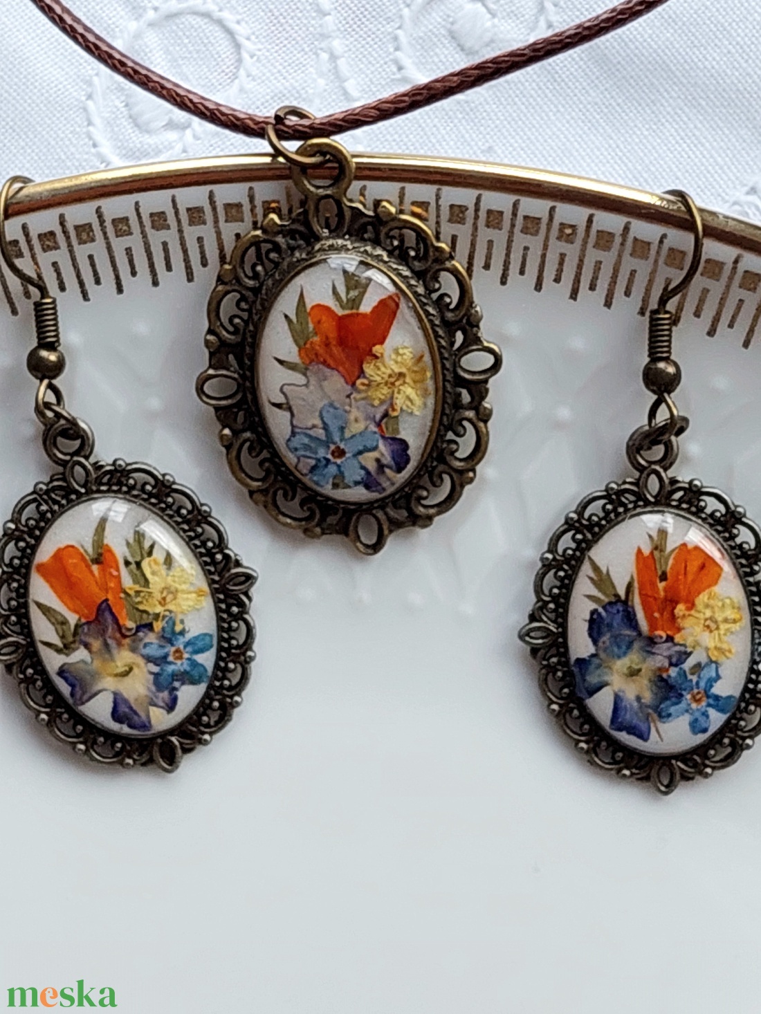 Virágcsokor gyantában. Vintage stílusú gyanta ékszerszett. Természet ihlette egyedi ajándék. - ékszer - ékszerszett - Meska.hu