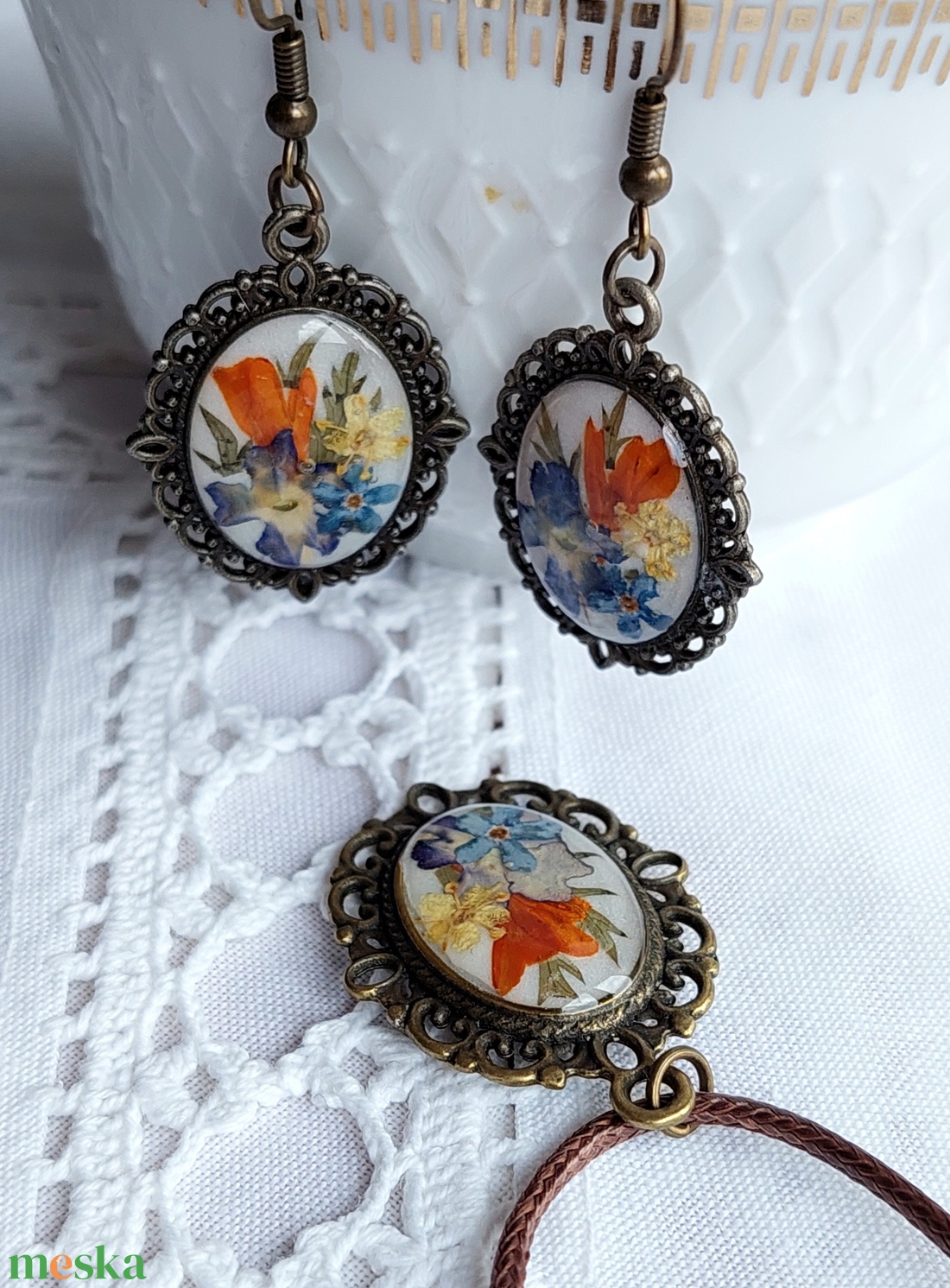 Virágcsokor gyantában. Vintage stílusú gyanta ékszerszett. Természet ihlette egyedi ajándék. - ékszer - ékszerszett - Meska.hu