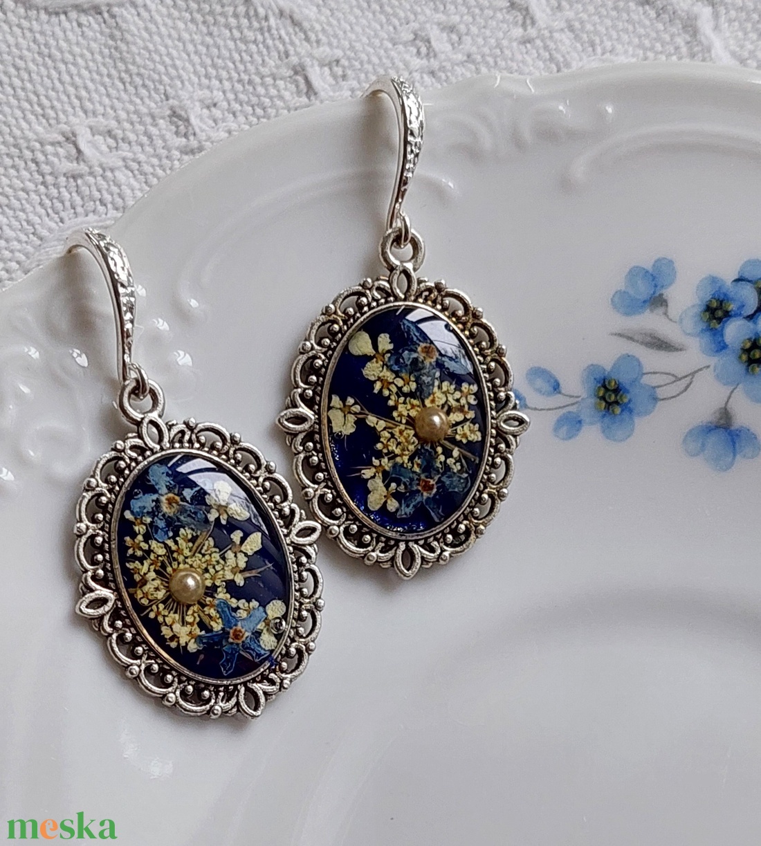 Kék nefelejcs virágos fülbevalók. Egyedi vintage stílusú gyantaékszer.  - ékszer - fülbevaló - lógó fülbevaló - Meska.hu