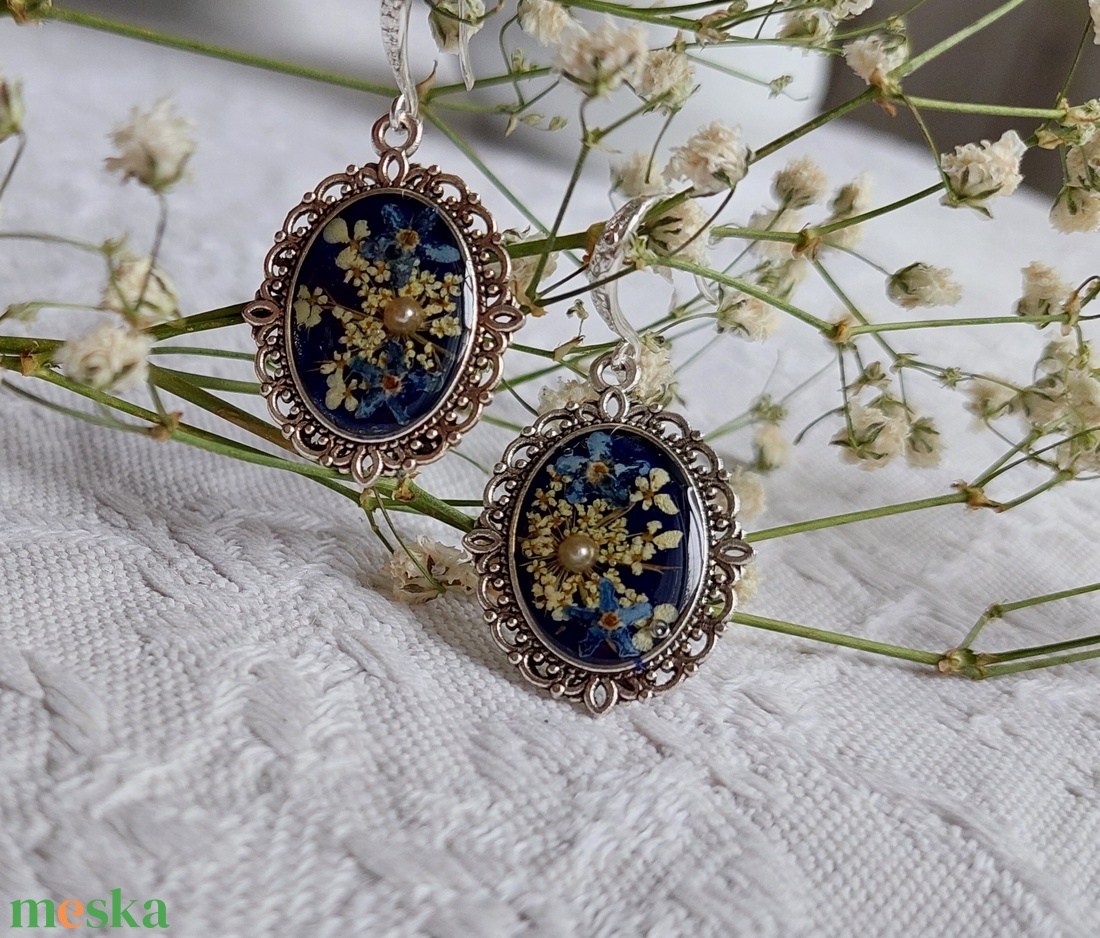 Kék nefelejcs virágos fülbevalók. Egyedi vintage stílusú gyantaékszer.  - ékszer - fülbevaló - lógó fülbevaló - Meska.hu