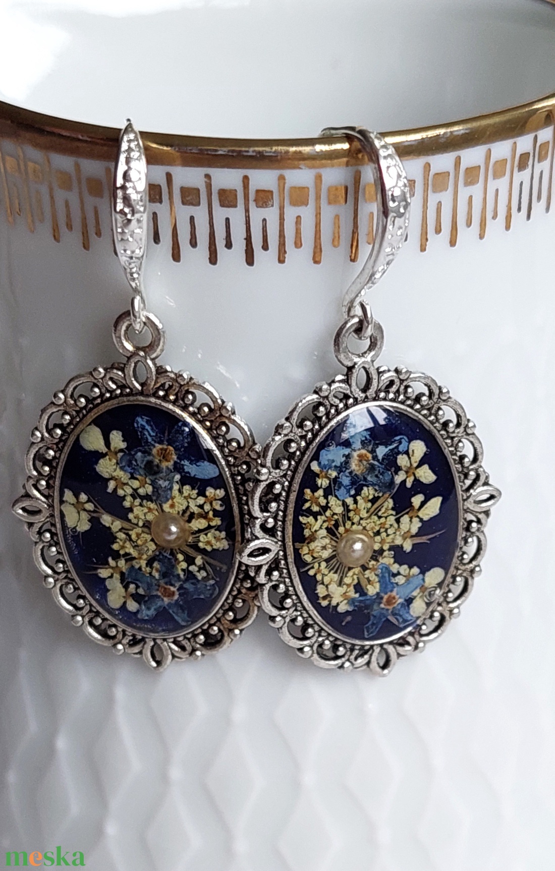 Kék nefelejcs virágos fülbevalók. Egyedi vintage stílusú gyantaékszer.  - ékszer - fülbevaló - lógó fülbevaló - Meska.hu