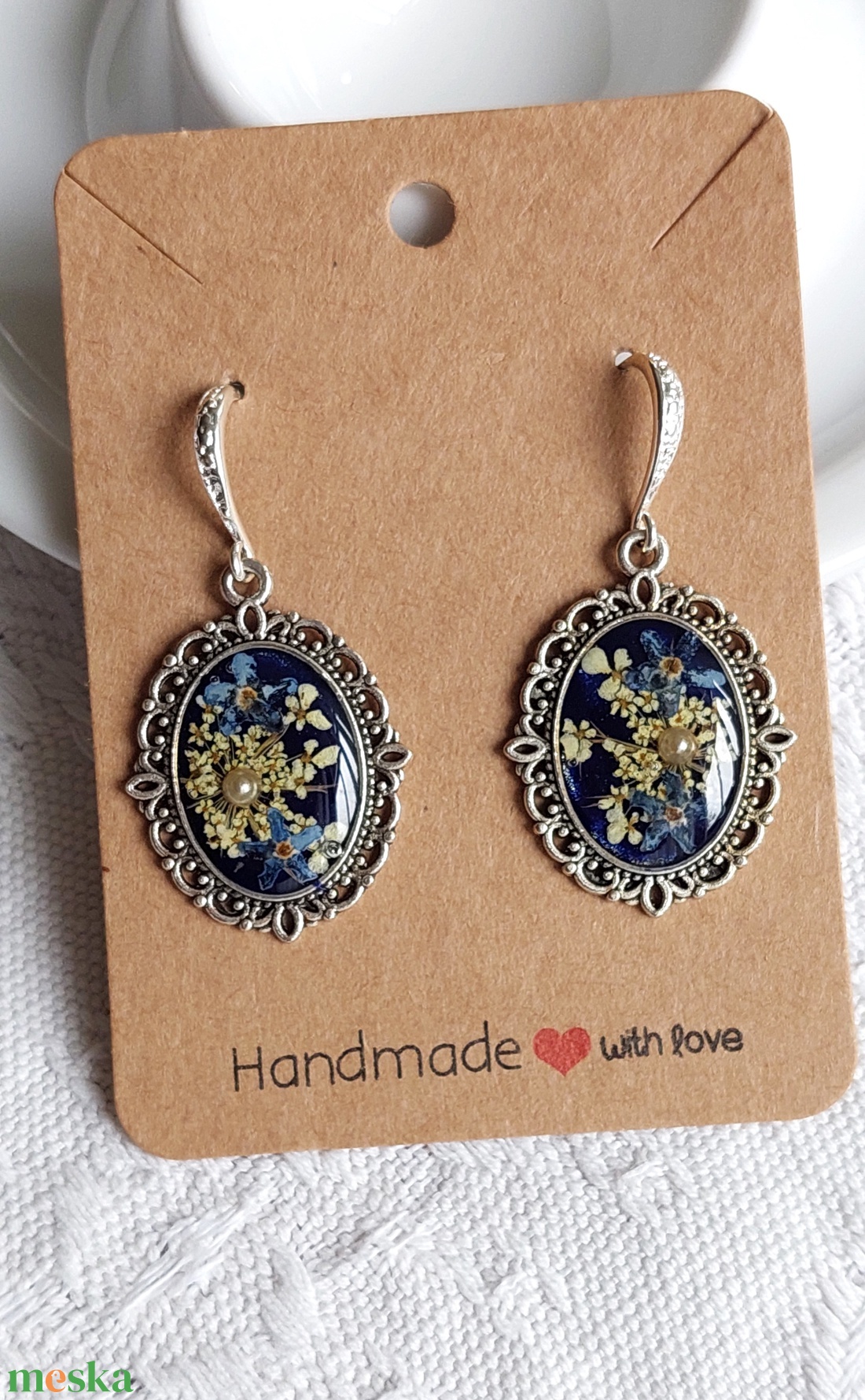 Kék nefelejcs virágos fülbevalók. Egyedi vintage stílusú gyantaékszer.  - ékszer - fülbevaló - lógó fülbevaló - Meska.hu