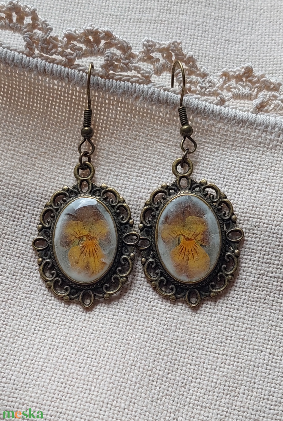 Vintage gyanta fülbevaló. Árvácska gyantában, természetes ékszer. - ékszer - fülbevaló - lógó fülbevaló - Meska.hu