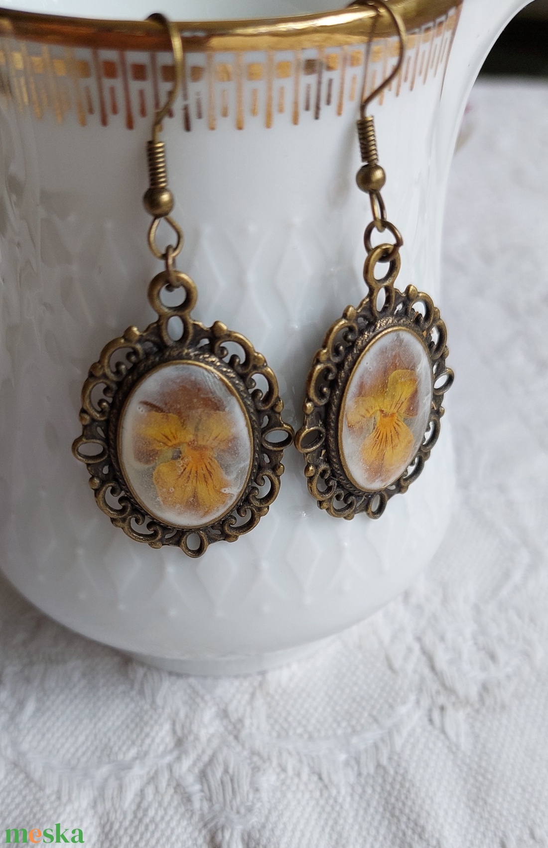 Vintage gyanta fülbevaló. Árvácska gyantában, természetes ékszer. - ékszer - fülbevaló - lógó fülbevaló - Meska.hu