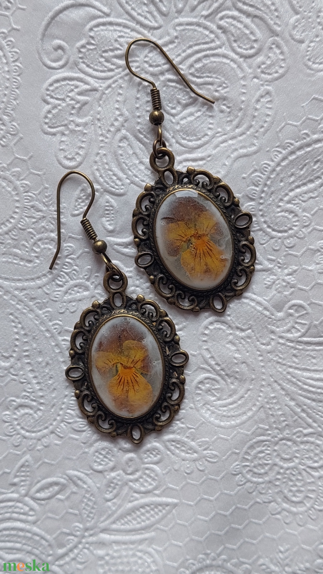 Vintage gyanta fülbevaló. Árvácska gyantában, természetes ékszer. - ékszer - fülbevaló - lógó fülbevaló - Meska.hu