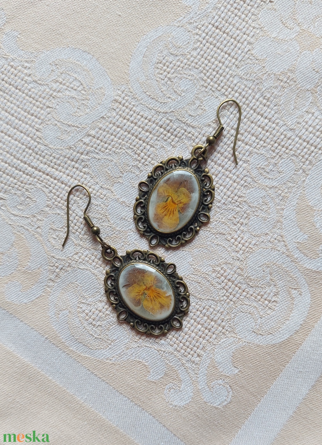 Vintage gyanta fülbevaló. Árvácska gyantában, természetes ékszer. - ékszer - fülbevaló - lógó fülbevaló - Meska.hu