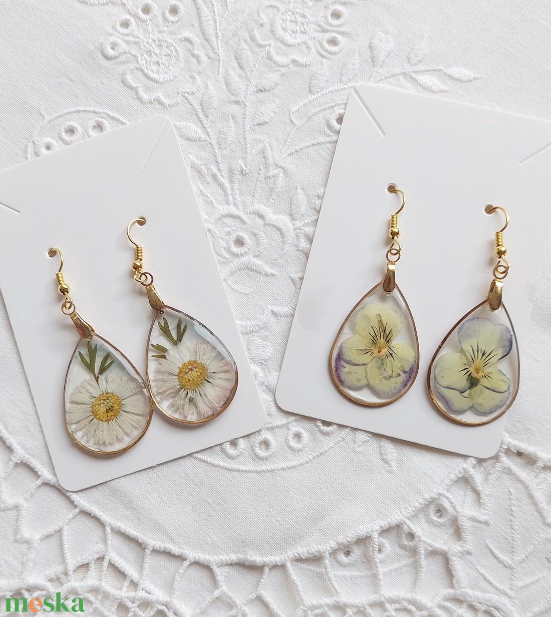 Préselt virág gyanta ékszer. Árvácska, boglárka csungő fülbevaló.  - ékszer - fülbevaló - lógó csepp fülbevaló - Meska.hu
