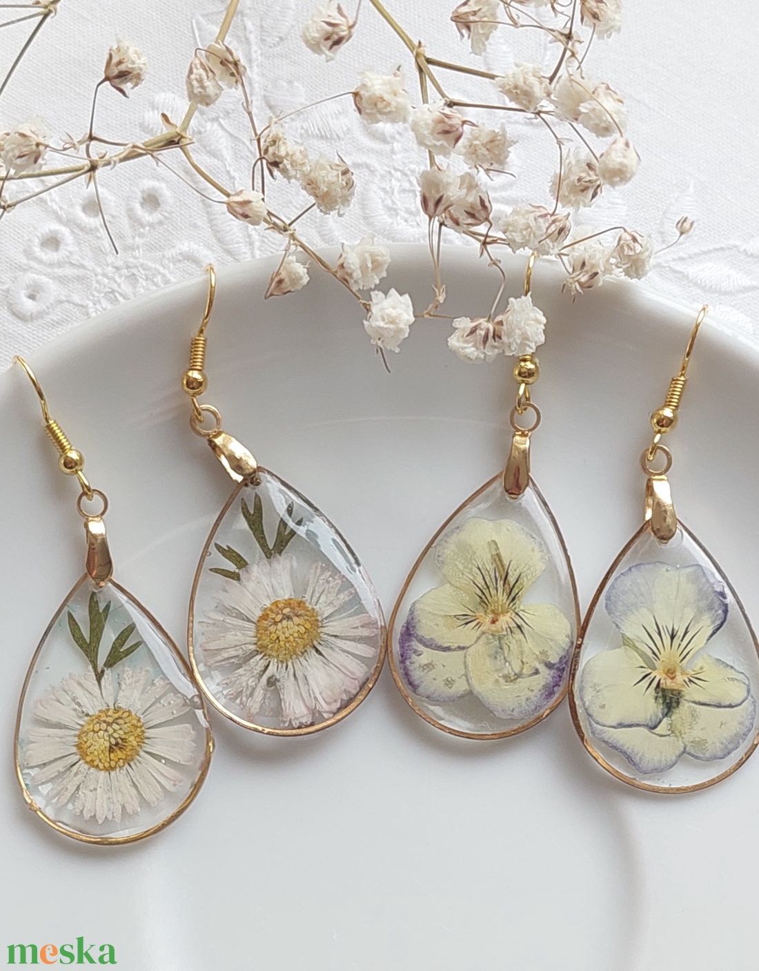 Préselt virág gyanta ékszer. Árvácska, boglárka csungő fülbevaló.  - ékszer - fülbevaló - lógó csepp fülbevaló - Meska.hu