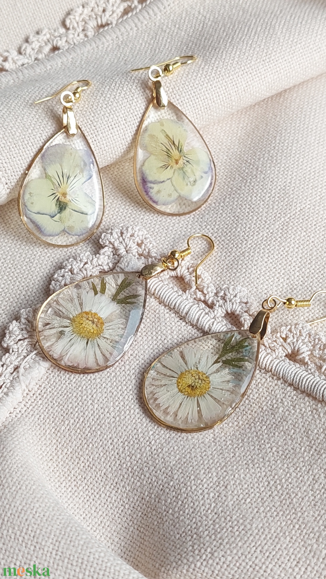 Préselt virág gyanta ékszer. Árvácska, boglárka csungő fülbevaló.  - ékszer - fülbevaló - lógó csepp fülbevaló - Meska.hu