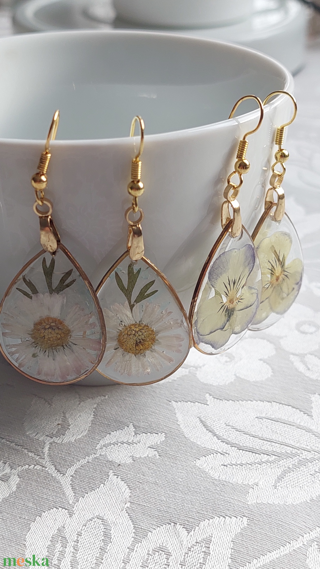 Préselt virág gyanta ékszer. Árvácska, boglárka csungő fülbevaló.  - ékszer - fülbevaló - lógó csepp fülbevaló - Meska.hu