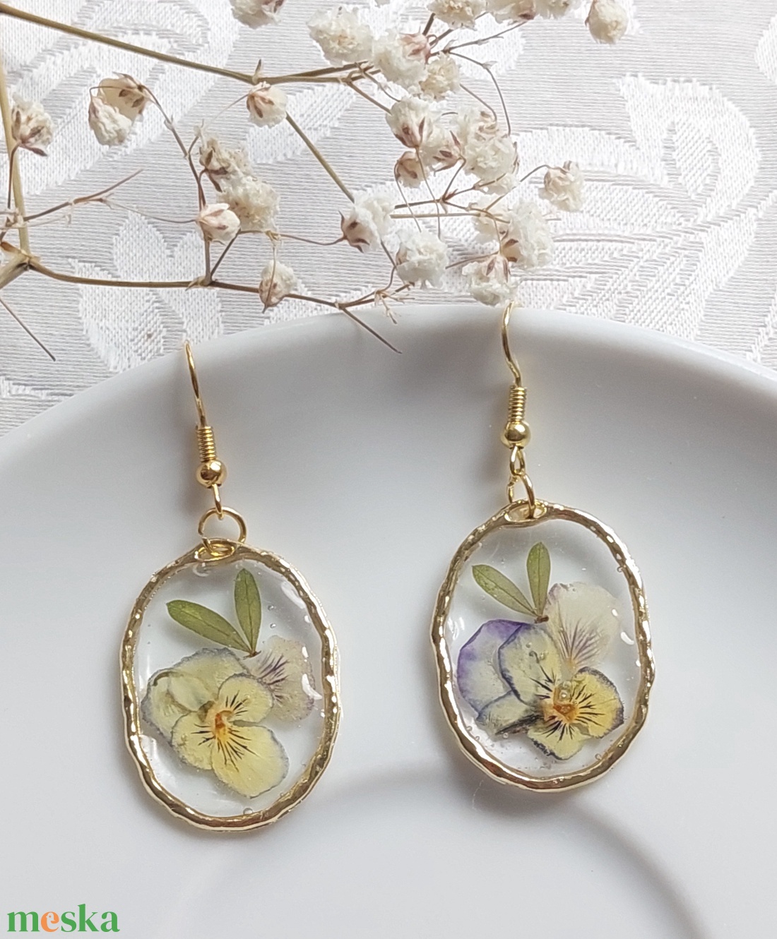 Préselt árvácska gyantában. Virágos csungő fülbevaló.  - ékszer - fülbevaló - lógó fülbevaló - Meska.hu
