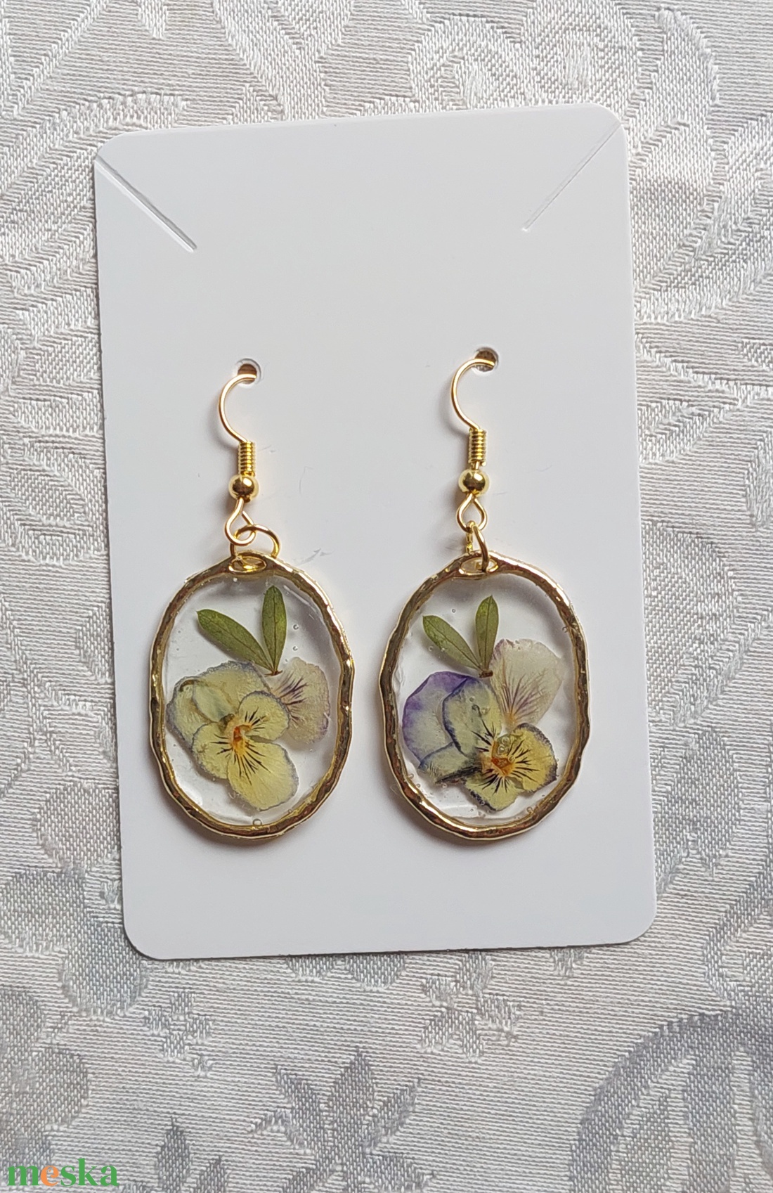 Préselt árvácska gyantában. Virágos csungő fülbevaló.  - ékszer - fülbevaló - lógó fülbevaló - Meska.hu
