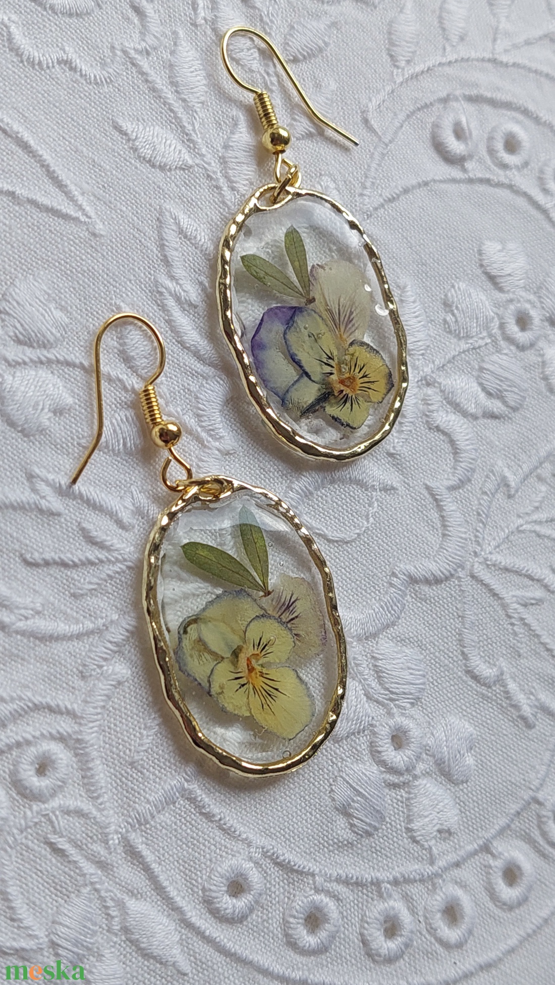 Préselt árvácska gyantában. Virágos csungő fülbevaló.  - ékszer - fülbevaló - lógó fülbevaló - Meska.hu