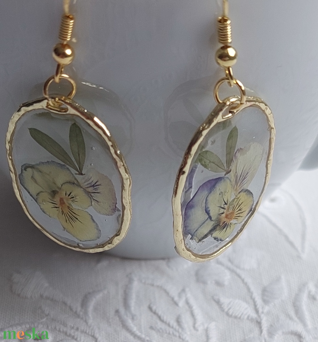 Préselt árvácska gyantában. Virágos csungő fülbevaló.  - ékszer - fülbevaló - lógó fülbevaló - Meska.hu