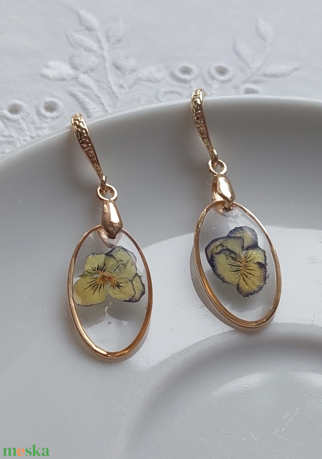Préselt árvácska gyanta ékszer. Virágos csungő fülbevaló.  - ékszer - fülbevaló - lógó fülbevaló - Meska.hu