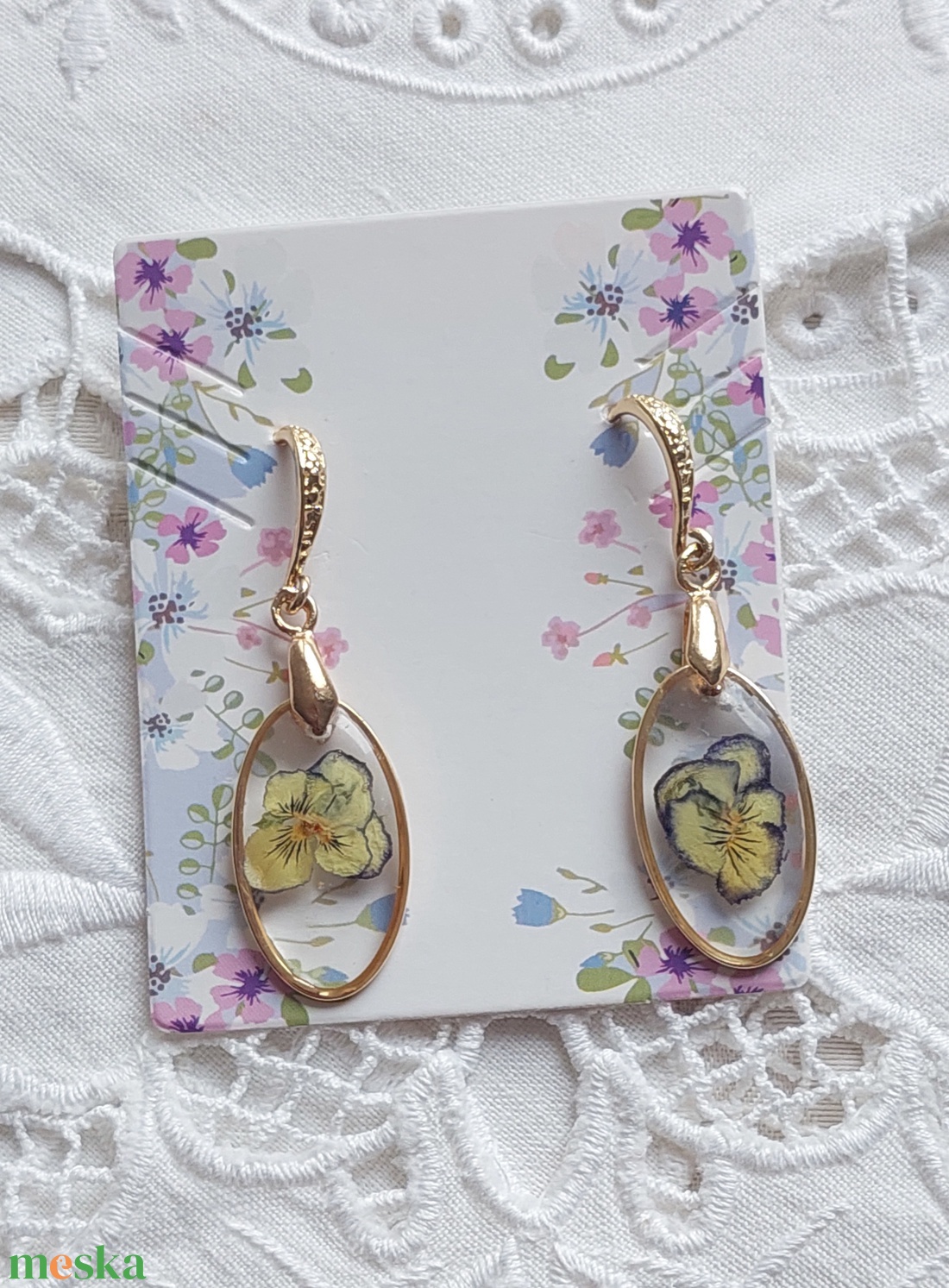 Préselt árvácska gyanta ékszer. Virágos csungő fülbevaló.  - ékszer - fülbevaló - lógó fülbevaló - Meska.hu