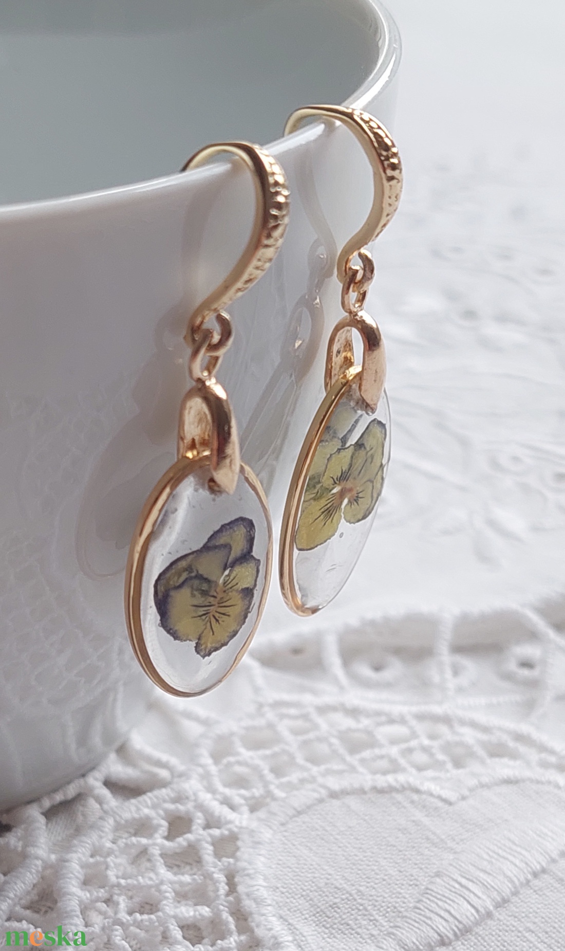 Préselt árvácska gyanta ékszer. Virágos csungő fülbevaló.  - ékszer - fülbevaló - lógó fülbevaló - Meska.hu