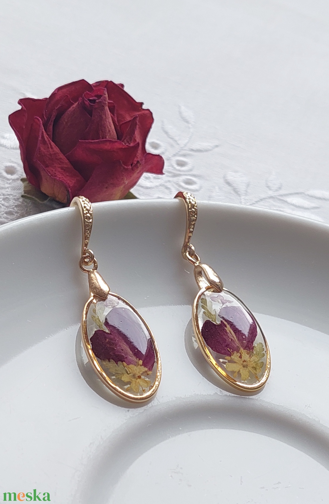 Rózsaszirom gyanta ékszer. Virágos csüngő fülbevaló.  - ékszer - fülbevaló - lógó fülbevaló - Meska.hu