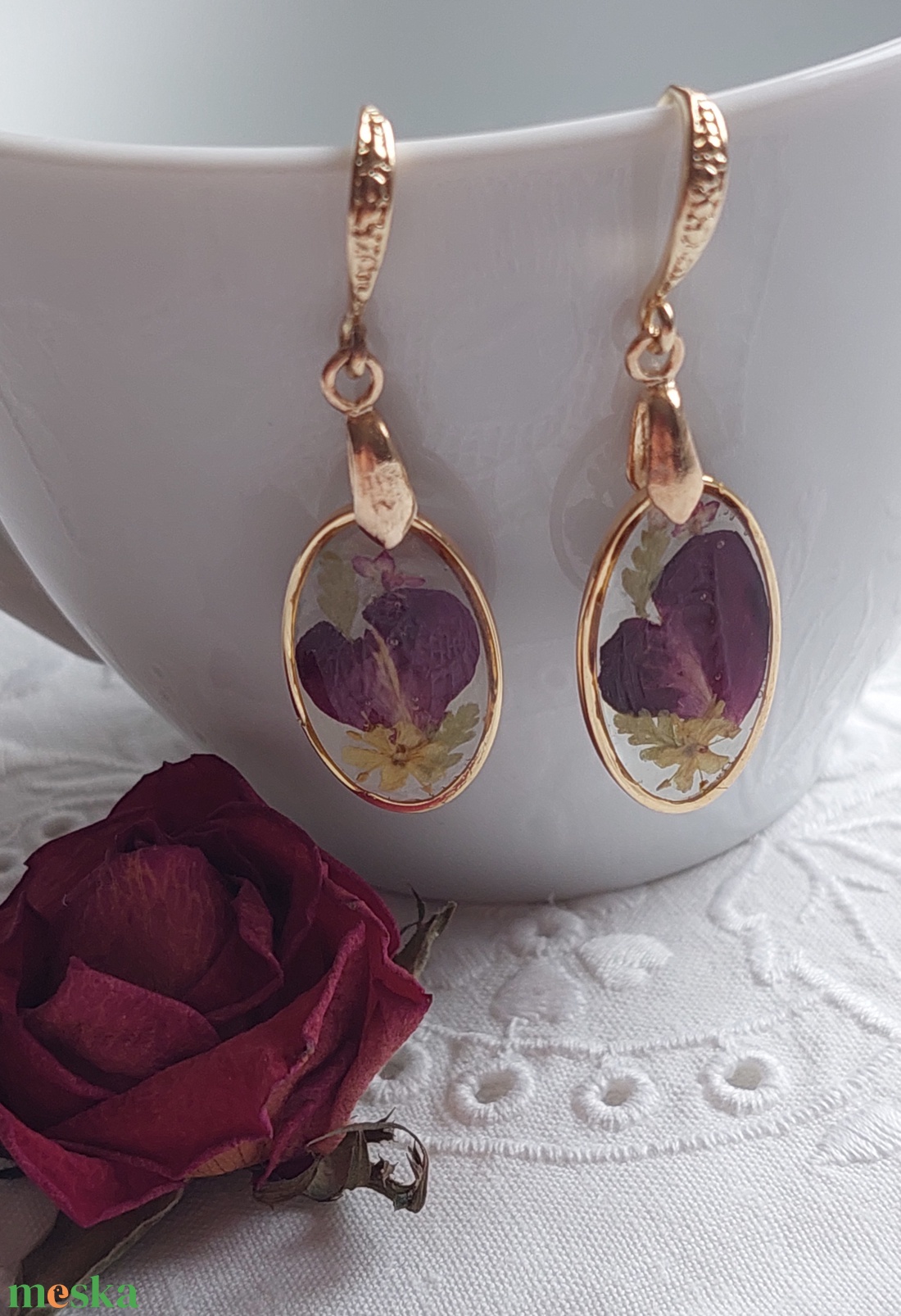 Rózsaszirom gyanta ékszer. Virágos csüngő fülbevaló.  - ékszer - fülbevaló - lógó fülbevaló - Meska.hu