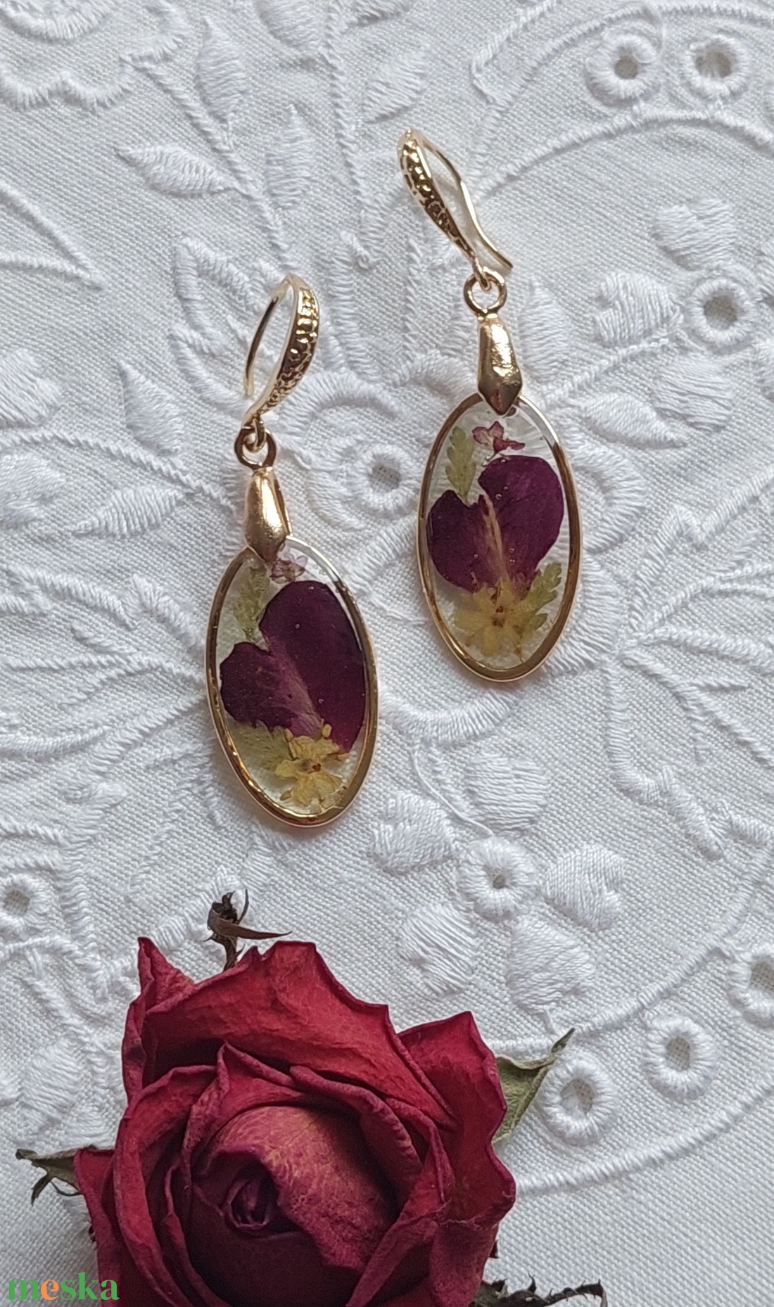 Rózsaszirom gyanta ékszer. Virágos csüngő fülbevaló.  - ékszer - fülbevaló - lógó fülbevaló - Meska.hu